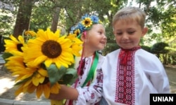 Крим, Ялта, 1 серпня 2013 року. Діти біля пам’ятника Лесі Українці. У цей день в Ялті пройшли заходи, присвячені 100-річчю з дня її смерті. Вони почалися акцією «Квіти до Лесі» біля пам'ятника поетесі. Пізніше в «Музеї Лесі Українки» пройшов День пам'яті «Ні! Я жива, я буду Вічно жити...»