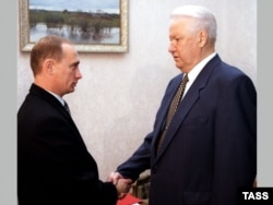 Володимир Путін (ліворуч) і Борис Єльцин, 1998 рік