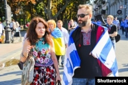 Чоловік із прапором Греції під час «Мегамаршу вишиванок» в Одесі, 26 вересня 2015 року