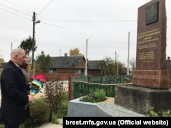 Представники українського консульства в Бресті біля пам’ятника Дмитру Фальківському