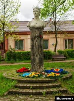 Пам'ятник Ользі Кобилянській на її батьківщині в місті Ґура-Гуморі (Румунія)