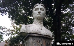 Пам'ятник Ользі Кобилянській на її батьківщині в місті Ґура-Гуморі (Румунія)