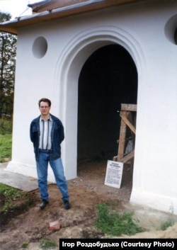 Автор статті біля могили Дорошенка, 1999 рік
