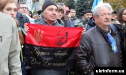 Учасники акції протесту «Зупинимо капітуляцію!» проти підписання українською владою «формули Штайнмаєра» щодо Донбасу. Харків, 6 жовтня 2019 року