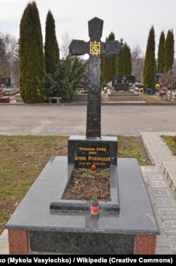 Могила Арсена Річинського на міському кладовищі біля села Підгороднього