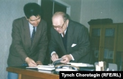 Омелян Пріцак із молодим колегою з Киргизстану. Київ, 1995 рік