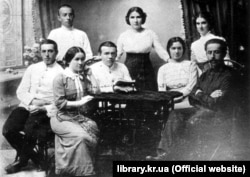 Члени просвітницького гуртка в Олександрії, яким керував Дмитро Чижевський (за столом з книгою, перший ряд зліва)