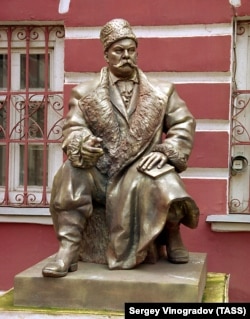 Пам'ятник журналісту і письменнику Володимиру Гіляровському (1855–1935) у Москві. Фото 2004 року