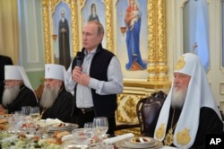Президент Росії Володимир Путін (із мікрофоном), а праворуч від нього Московський патріарх Кирило (Володимир Гундяєв). 2016 рік