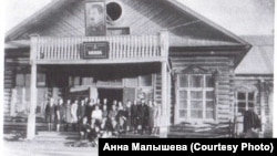 Школа в Тегульдеті (Томська область), де викладав спецпереселенець Вольфенгаут. 1951 рік