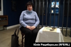 Галина Данильченко з подарованою нею музеєві вишитою річчю