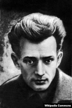 Євген Плужник (1898–1936) – український поет, драматург, уродженець Східної Слобожанщини. Літературний псевдонім «Кантемирянин»