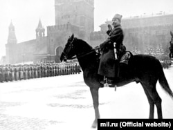 Не зважаючи на особисту провину в стратегічних помилках в операціях літа-осені 1941 року, саме Семен Будьонний приймав парад на Червоній площі в Москві 7 листопада 1941 року