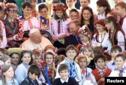 Другий президент України Леонід Кучма разом із дітьми під час зустрічі папи Римського Івана Павла Другого. Київ, 23 червня 2001 року