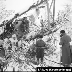 Фінський патруль розбирає збитий радянський літак