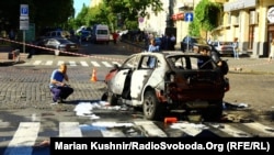 Підірваний автомобіль, в якому перебував журналіст Павло Шеремет. Київ, 20 липня 2016 року