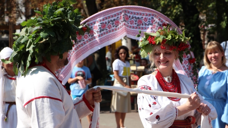 Національні весільні традиції України популяризують волонтери
