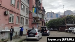 Український прапор на балконі багатоповерхівки