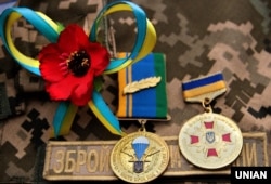 Медалі та квітка червоного маку на грудях військовослужбовця (архівне фото)