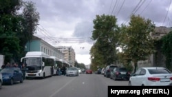 Російська мобілізація в Керчі, автобуси для мобілізованих біля керченського військкомату. Крим, 23 вересня 2022 року