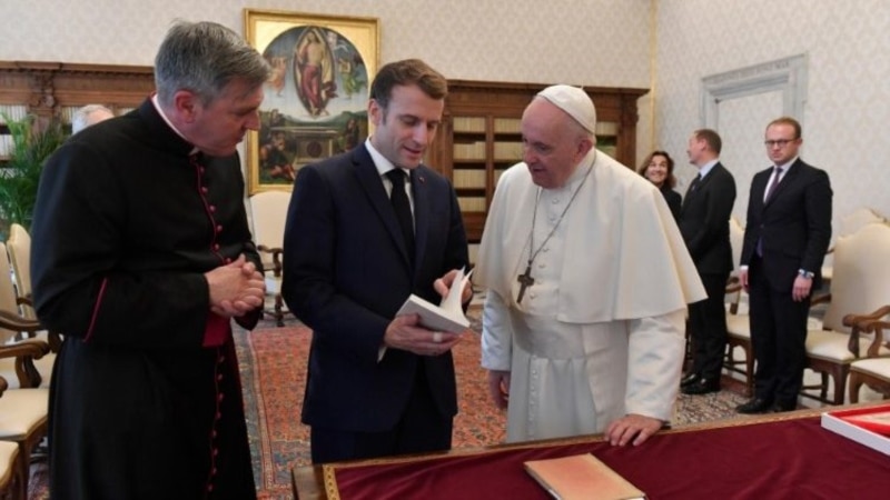 Подарунок для Папи від Президента Франції: книжка Канта XVIII століття зі Львова