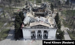Драмтеатр в Маріуполі після бомбового удару армії Росії, 16 березня 2022 року