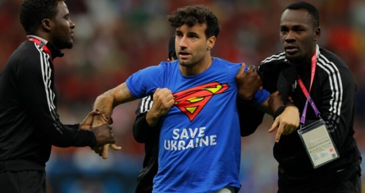 ЧС-2022: протестувальник із написом Save Ukraine на футболці вибіг на поле