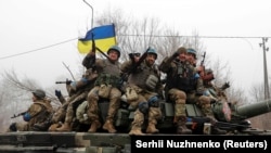 Українські військовослужбовці на танку в Чернігівській області, 2 квітня 2022 року