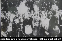 Режисер Олександр Довженко виступає на мітингу в селі Добросин Львівської області, агітуючи за радянське об'єднання