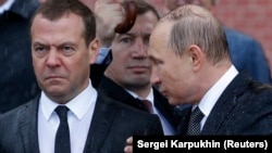 Президент Росії Володимир Путін (праворуч) і прем’єр-міністр Росії Дмитро Медведєв. Москва, 22 червня 2017 року