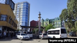 Колона з радянською символікою біля старого автовокзалу Батумі