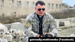 Український капелан Геннадій Мохненко разом з однодумцями в рамках «Капеланського батальйону Маріуполь» працює на лінії фронту