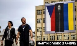 Великий банер на будівлі у столиці Чехії, на якому зображений президент Росії Володимир Путін у чорному мішку для трупів між чеським і українським прапорами. Прага, 28 жовтня 2022 року