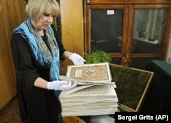 Директор Інституту рукопису Національної бібліотеки України Ольга Степченко демонструє Пересопницьке Євангеліє, написане у 1556–1561 роках. Воно є визначною пам’яткою староукраїнської мови і мистецтва раннього модерну