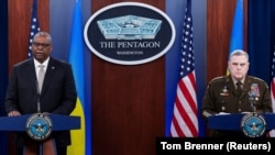 Міністр оборони США Ллойд Остін (ліворуч) і голова Об’єднаного комітету начальників штабів США генерал армії Марк Міллі на брифінгу після віртуального засідання Контактної групи щодо оборони України. Пентагон, 16 листопада 2022 року
