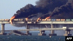 Пожежа на Керченському мосту після вибуху на ньому. Крим, 8 жовтня 2022 року