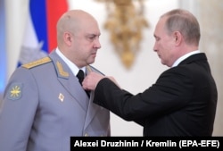 Президент Росії Путін нагороджує генерала Суровікіна, відомого бомбардуваннями сирійського Алеппо і призначеного курувати російськими військами під час війни проти України